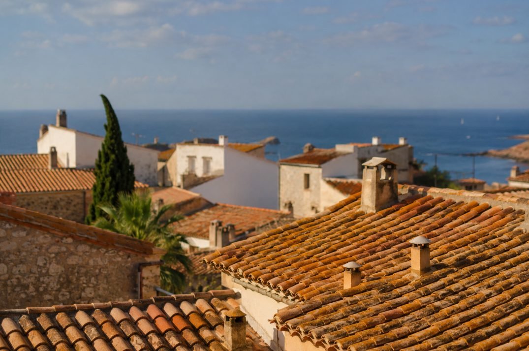 Tejados de teja árabe de un pueblo del Camp de Tarragona junto al mar