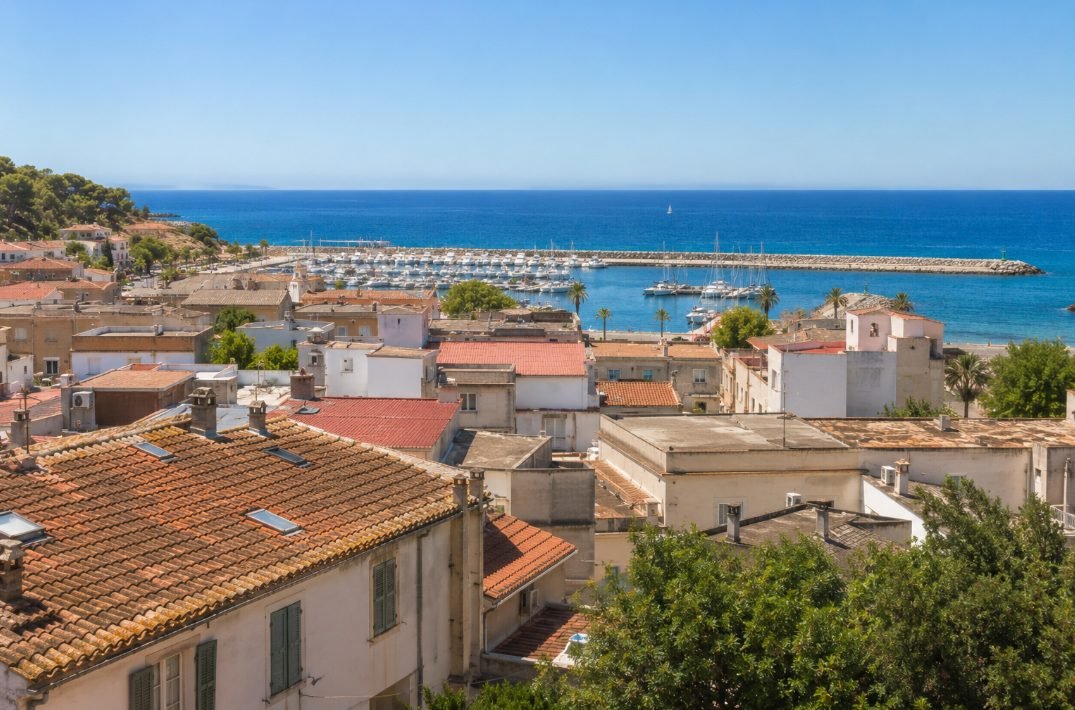 Azoteas de edificios junto al mar en Cambrils con el puerto al fondo