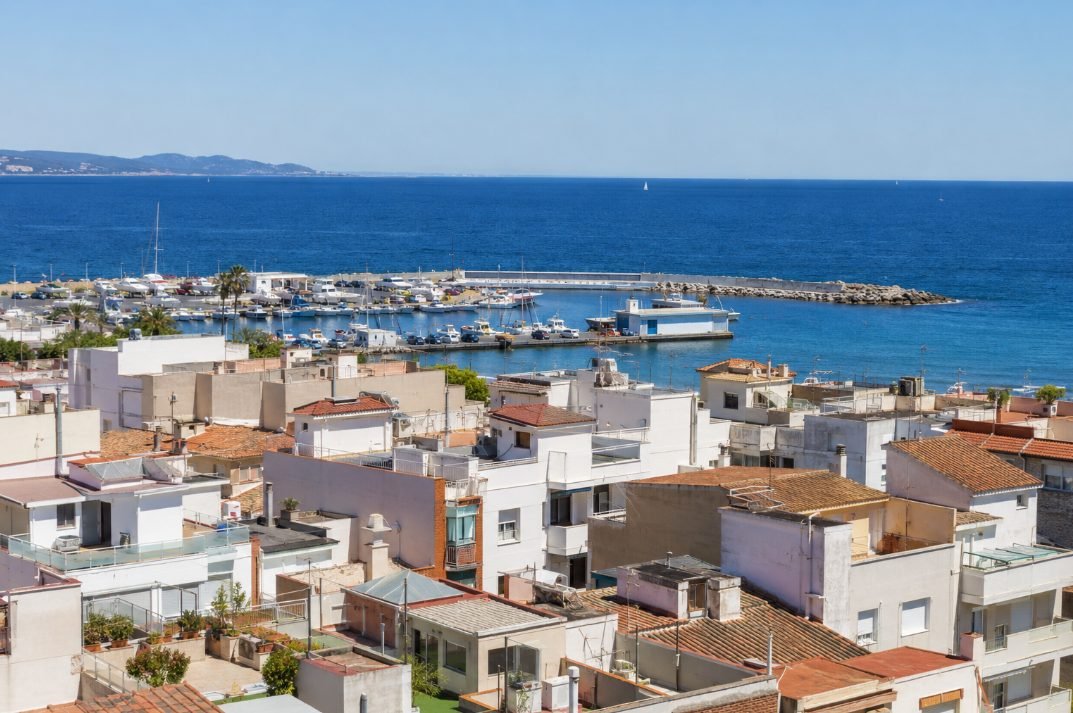 Tejados de l'Hospitalet de l'Infant con el puerto y el mar al fondo