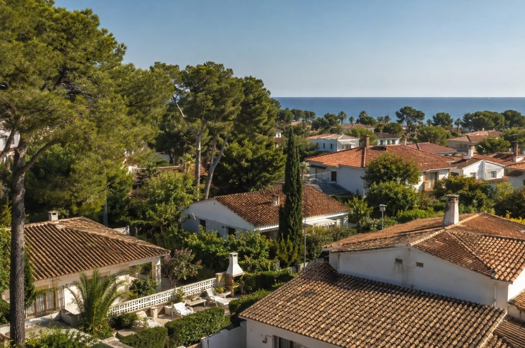 Chalets con tejado de teja en una urbanización de Miami Platja junto al mar