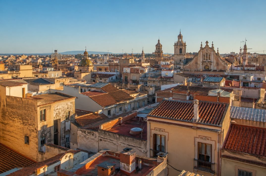 Vista de los tejados del centro de Reus con azoteas y torres modernistas