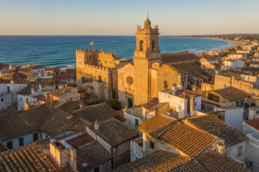 Tejados de teja árabe del casco antiguo de Torredembarra con el mar al fondo
